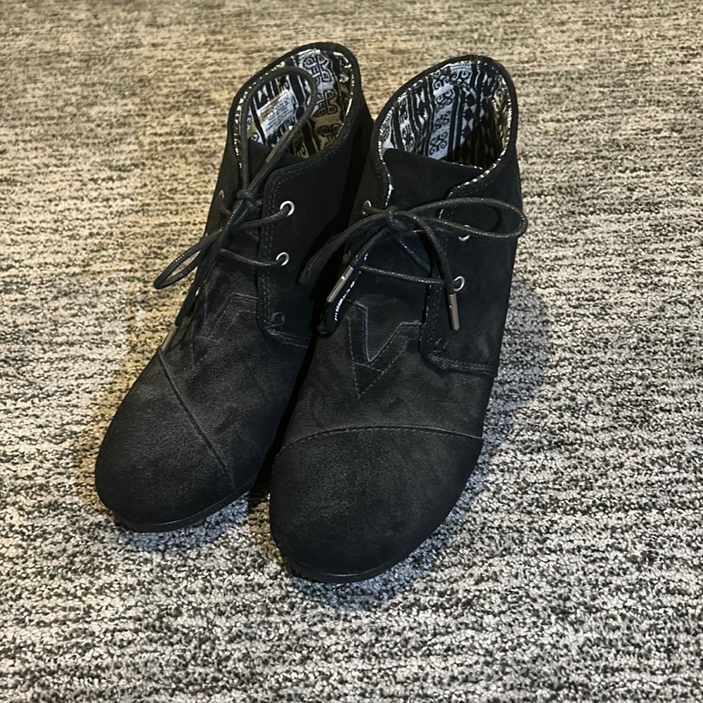 Tom’s black booties